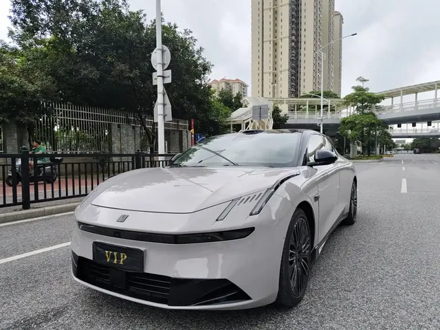 Lynk & Co 10 EM-P 2025 240km Base