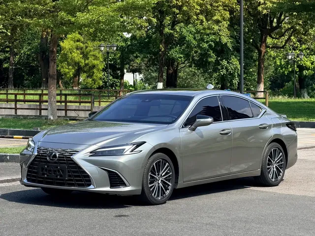 Lexus ES 2025 300h Ultimate Edition