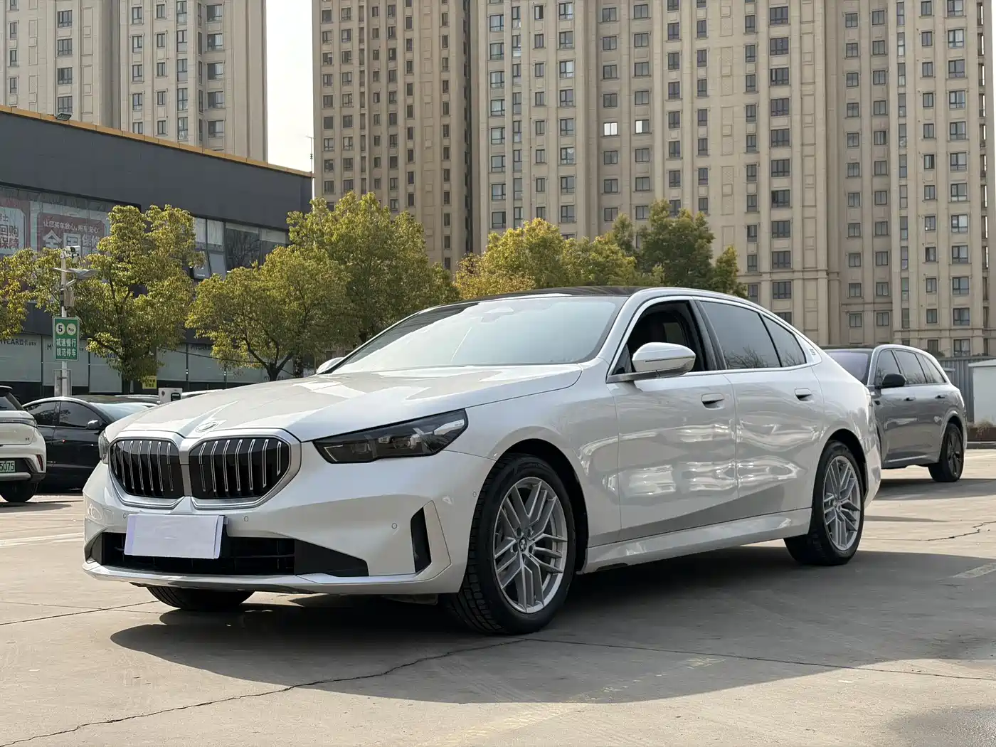 BMW 5 Series 2024 525Li Luxury Package