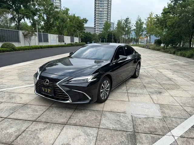 Lexus ES 2025 300h Ultimate Edition