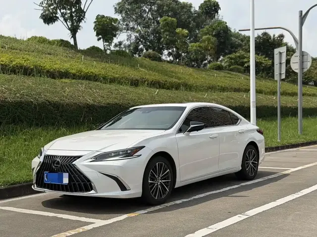 Lexus ES 2022 300h Ultimate Edition