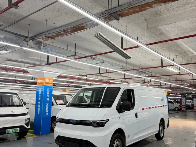 Jiangling E-Fushun 2025 Model Blind Window Version 50.38kWh Medium Wheelbase Low Roof 3.0T