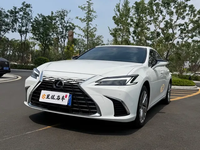Lexus ES 2025 200 Ultimate Edition