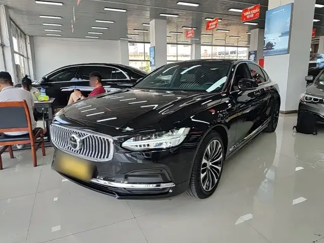 Volvo S90 2024 B5 Momentum Luxury Edition