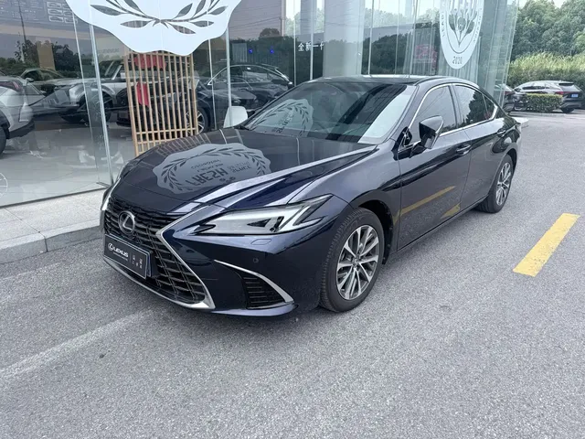 Lexus ES 2025 300h Ultimate Edition
