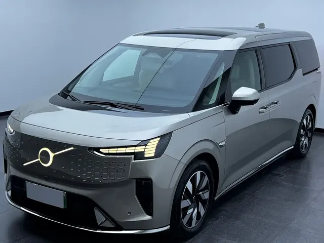 Volvo EM90 2025 Ultra Six-Seater